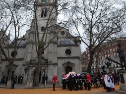El féretro de Margaret Thatcher a su llegada a la catedral de San Pablo. AFP /