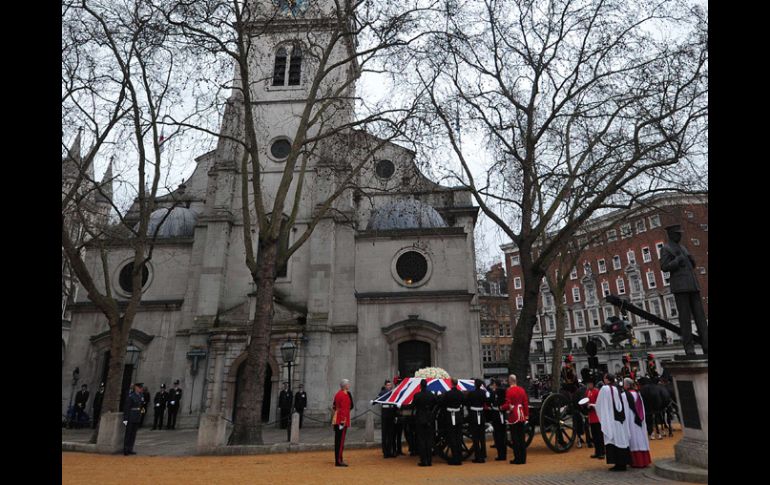 El féretro de Margaret Thatcher a su llegada a la catedral de San Pablo. AFP /