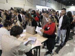 Varias personas hacen cola para poder acceder a la sala del tribunal que juzga el caso de los implantes. EFE /