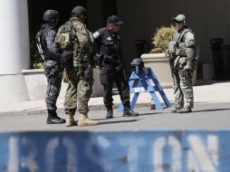 Miembros de la policía táctica, aún montan guardia en el lugar de los hechos. AP /