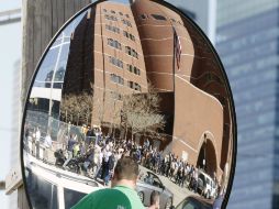 La escena de la evacuación es reflejada mediante un espejo. AP /