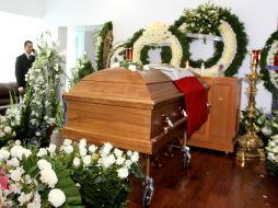 Durante laa despedida, los hijos y nietos pusieron rosas blancas al lado del féretro del Pedro Ramírez Vázquez. ARCHIVO /