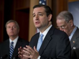 El senador republicano por Texas, Ted Cruz (c) se dirige a los medios de comunicación durante una rueda de prensa en el Capitolio. EFE /