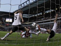 Vidic y Rafael tratan de evitar el primer gol del partido obra de Vaz Te. AP /