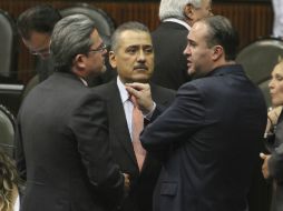 Jorge Villalobos junto con el coordinador del PRI, Manlio Fabio Beltrones y  Luis Alberto Villarreal, dialogan en el salón de plenos. NTX /