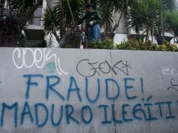 Simpatizantes de Capriles pintaron bardas con consignas contra Maduro. AFP /
