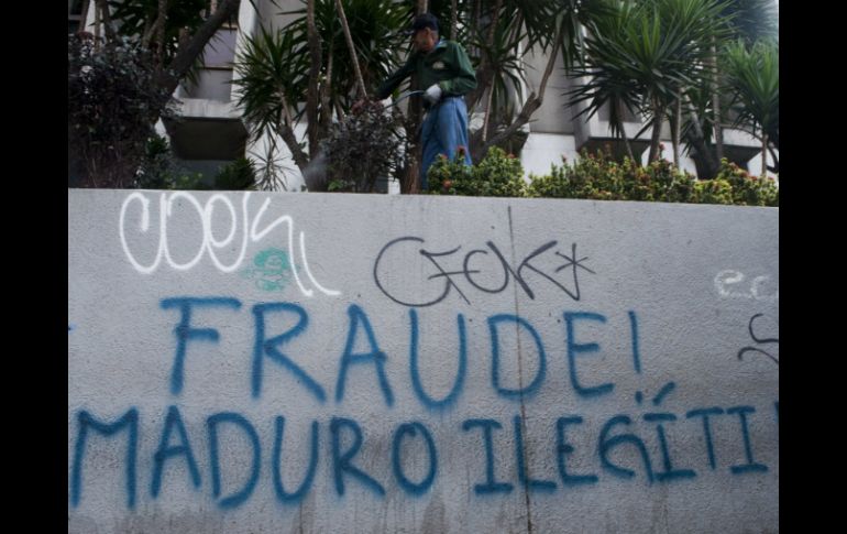 Simpatizantes de Capriles pintaron bardas con consignas contra Maduro. AFP /
