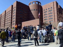 Frente al juzgado se reúnen ciudadanos y medios, expectantes ante la posible llegada de algún sospechoso de los atentados. AFP /