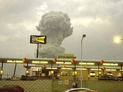 La explosión se produjo en una fábrica de fertilizantes cerca de la ciudad de Waco en Texas. TOMADA DE @ParteeBartee  /