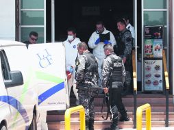 Personal del Instituto Jalisciense de Ciencias Forenses acudió al restaurante para levantar el cadáver de la mujer asesinada. EL INFORMADOR /
