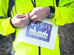 Un atleta se ajusta una hoja a su chamarra, para unirse a una carrera en Michigan, en memoria de las víctimas de Boston. AP /