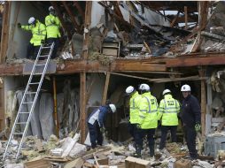 Bomberos buscan entre los escombros en caso de que halla algún sobreviviente atrapado. AP /