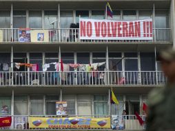 Seguidores de Maduro ponen mantas en sus balcones para apoyar a su presidente electo. AP /