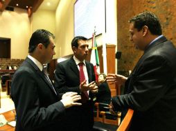 Cortés Berumen (d) dijo convocará a los integrantes de esa comisión legislativa para sesionar el próximo lunes. ARCHIVO /