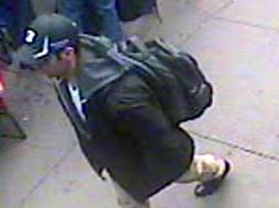 El FBI busca a dos hombres que vestían gorras negra y blanca y reclama la colaboración ciudadana para localizarlos. AP /