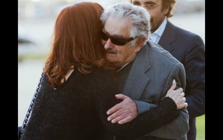 Fernández y Mujica se saludan, poniendo fin a la tensión entre ambos presidentes. AFP /