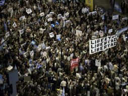 En las calles, el malestar frente al Gobierno de Fernández se expresó con pancartas y banderas argentinas. AP /