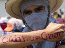 Maestros irrumpen en Congreso de Guerrero. AFP /