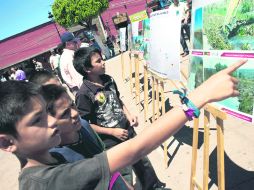 Un grupo de niños observa los carteles con los proyectos de las obras que se llevarán a cabo con el Fondo de Desarrollo Regional. EL INFORMADOR /