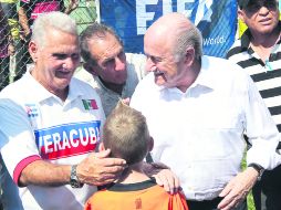 Joseph Blatter (derecha) estuvo en Cuba y hoy estará en Panamá para presenciar la final del Premundial Sub-17 de Concacaf. EFE /