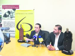 Rumbo al premio. Ignacio Navarro Hernández (izquierda) y Jesús Eduardo López, durante la presentación de los finalistas del Adof Horn. EL INFORMADOR /