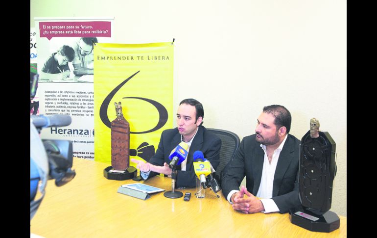 Rumbo al premio. Ignacio Navarro Hernández (izquierda) y Jesús Eduardo López, durante la presentación de los finalistas del Adof Horn. EL INFORMADOR /