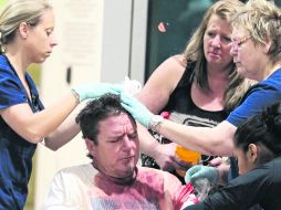 ATENCIÓN MÉDICA. Enfermeras del hospital bautista de Waco curan las heridas de un habitante de West, víctima de la explosión. AP /