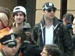 Fotografía de los dos sospechosos difundida por el FBI, las autoridades buscan al joven con gorra blanca. AP /