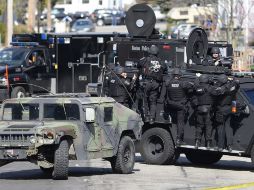 Agentes del cuerpo de policía participan en la operación de búsqueda y captura del sospechoso. EFE /