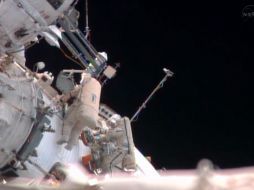 Los cosmonautas rusos Pavel Vinogradov (i) y Roman Romanenko (d) realizan una caminata espacial fuera de la EEI. AP /