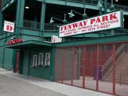 Una de las entradas al Fenway Park luce cerrado por orden de las autoridades en Boston. AFP /