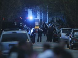 Elementos del FBI se mantienen afuera de una casa donde se encuentra el presunto autor de las explosiones. AP /