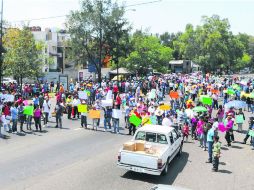 Diversos grupos de comerciantes y civiles cerraron el paso en carretera Morelia-Pátzcuaro, en demanda de mayor seguridad en el Estado. NTX /