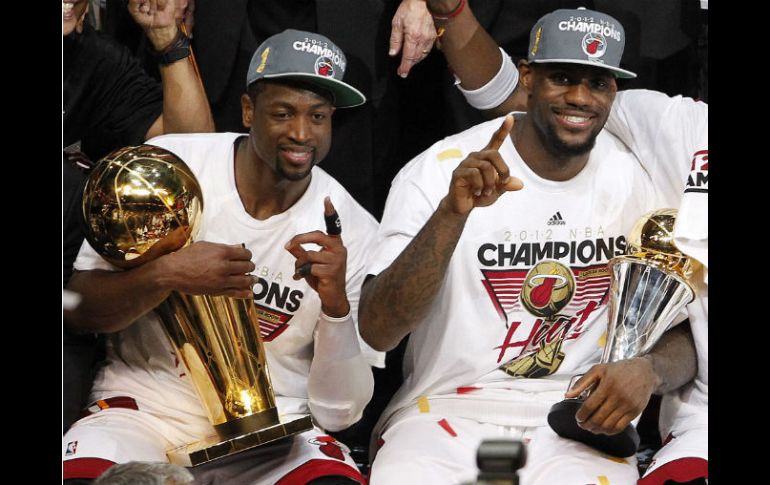 Dwyane Wade y LeBron James buscan repetir el éxito de la campaña pasada, en la que aplastaron al Thunder en la final. AP /
