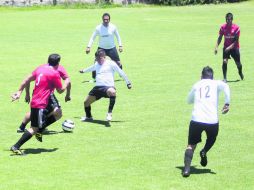 Acción de un partido disputado en la cancha del Club Privado San Javier de la categoría libre, que se llevó a cabo la semana pasada. EL INFORMADOR /