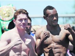 Saúl ''Canelo'' Álvarez y Austin Trout posan para el numeroso público que asistió a la ceremonia del pesaje. AP /