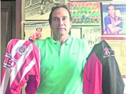 Estará presente. Fernando Quirarte presume con orgullo las dos camisetas tapatías que le tocó vestir y dirigir. EL INFORMADOR /