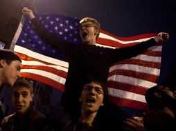 Estadunidenses celebran la captura del segundo sospechos de las explosiones  ocurridas en la meta del maratón de Boston. AFP /
