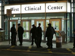 Policías montan guardia en la entrada del hopsital donde se atiende a Dzhokhar Tsarnaev. AP /