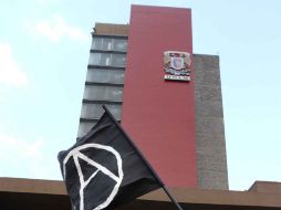 Varios jóvenes realizan un mitin y plantón indefinido frente a la Rectoría de la UNAM. NTX /