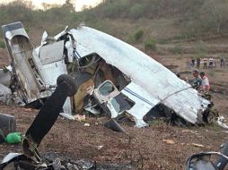 Ya se recolectan piezas de la avioneta para determinar las causas del accidente. ARCHIVO /