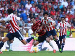 Rodrigo Millar despierta a la barra al anotar el primer gol del equipo rojinegro.  /