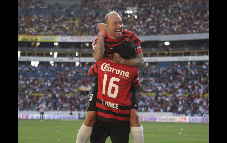 Vuoso y Ponce festejan el gol con el que Atlas logró la victoria ante Chivas.  /