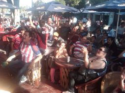 Terrazas, restaurantes y bares están llenos de aficionados que juran y perjuran que son grandes técnicos. ARCHIVO /