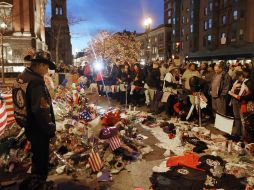 Gente se reúne en un memorial improvisado a las víctimas cerca del lugar de los atentados del maratón de Boston. AFP /
