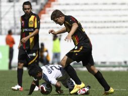El argentino Eial Strahman fue otra vez el autor del gol de Leones Negros, a los 20 minutos. MEXSPORT /