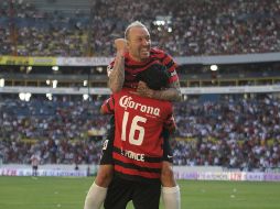 Vuoso y Ponce festejan el gol con el que Atlas logró la victoria ante Chivas.  /