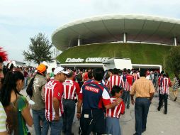 En las afueras del estadio, la tranquilidad prosigue por un acuerdo entre autoridades y líderes de barras. MEXSPORT /