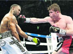 Dominante. Saúl Álvarez conecta con la derecha en el rostro del estadounidense Austin Trout, anoche en el Alamodome, de Texas. AP /
