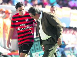 Preocupación. Tomás Boy le pregunta a Bravo sobre su lesión, cuando salió al minuto 12. EL INFORMADOR /